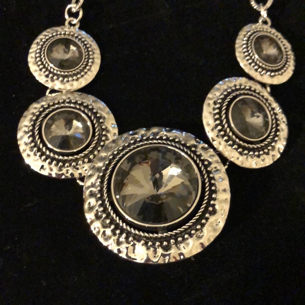 ๐Paparazzi Hammered-Look Jeweled Necklace and Earrings Set With Bonus Ring - Picture 2 of 4